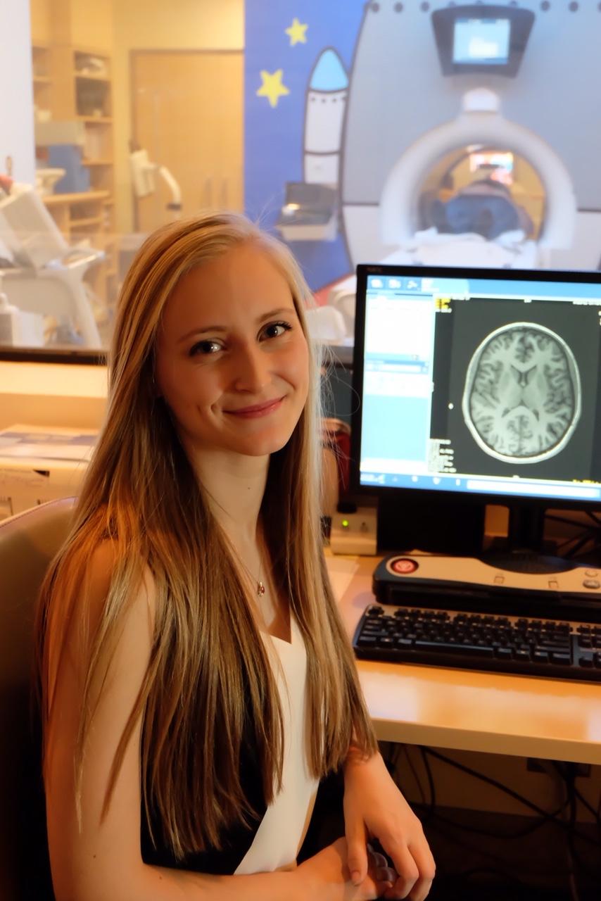 Micaela Mauthner assists in MRI scanning of a study participant.