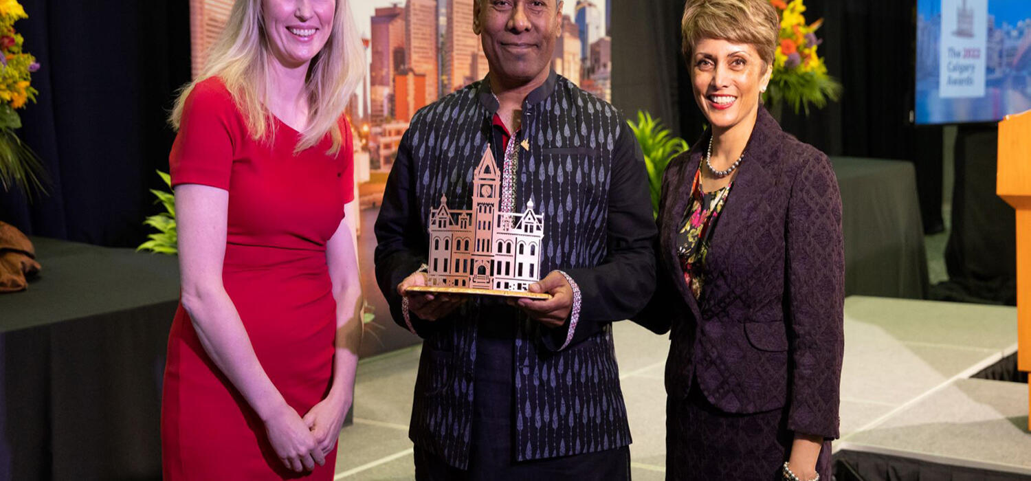 Turin Chowdhury accepting a Calgary Award with Ward 2 City Councillor Jennifer Wyness (left) and Calgary Mayor Jyoti Gondek (right) in 2022